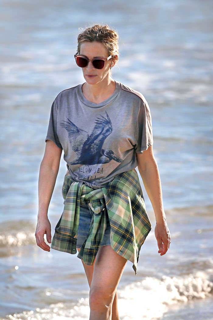 julia roberts in a stroll on the beach in hawaii in daisy duke shorts 3