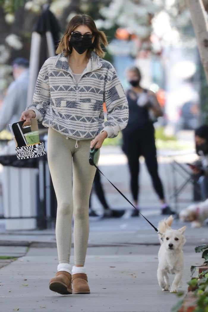 kaia gerber at alfred coffee with her dog milo in la 3