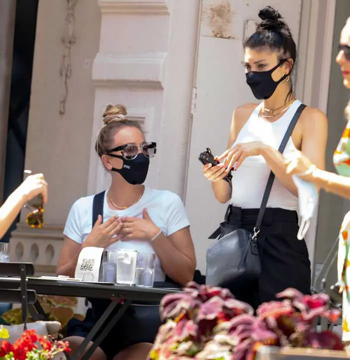 kaley cuoco and her sister briana at the cafe in nyc 1