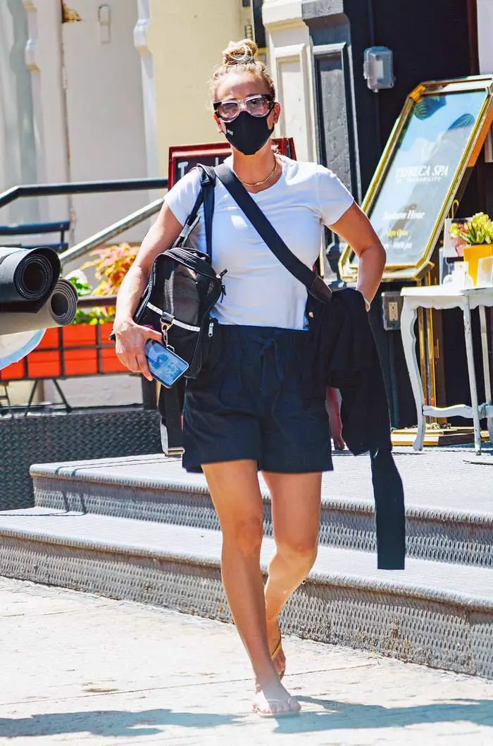 kaley cuoco and her sister briana at the cafe in nyc 3