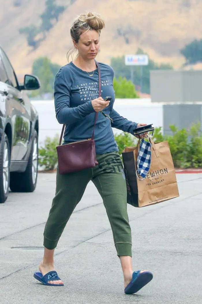 kaley cuoco goes casual and make up free in shopping 2