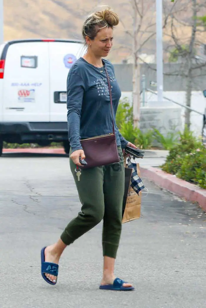 kaley cuoco goes casual and make up free in shopping 3