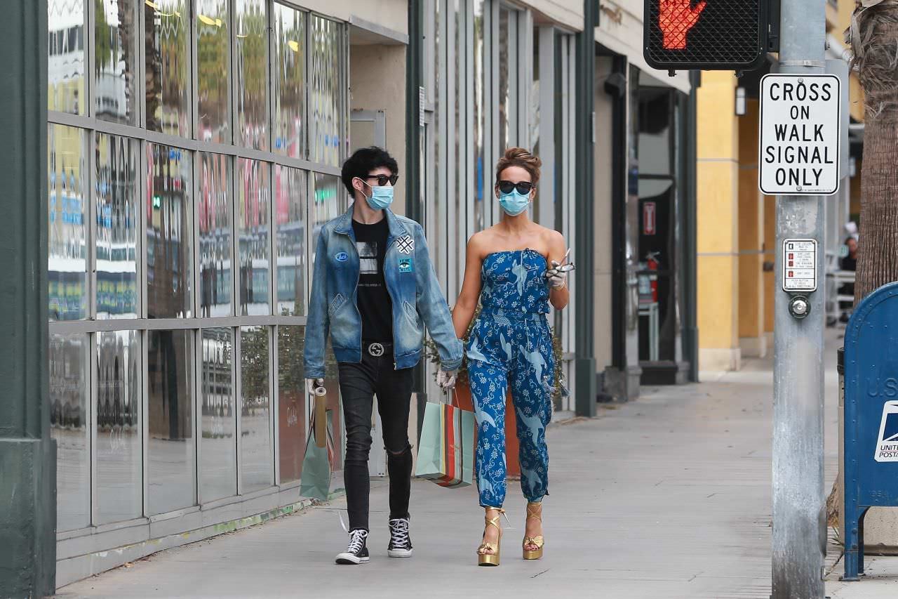 kate beckinsale holds hands with bf goody grace on a grocery run 1