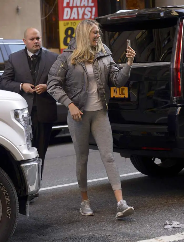 kate upton looks hot wearing leggings out in new york 4