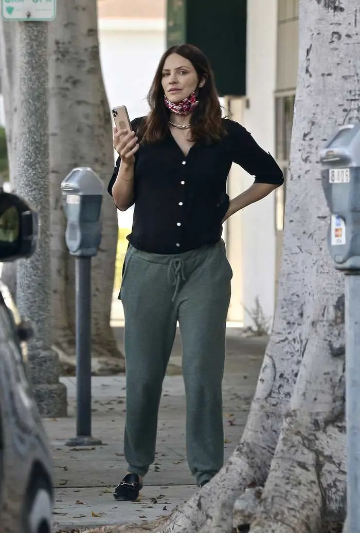 katharine mcphee stops to take a phone call outside a beauty salon in la 2