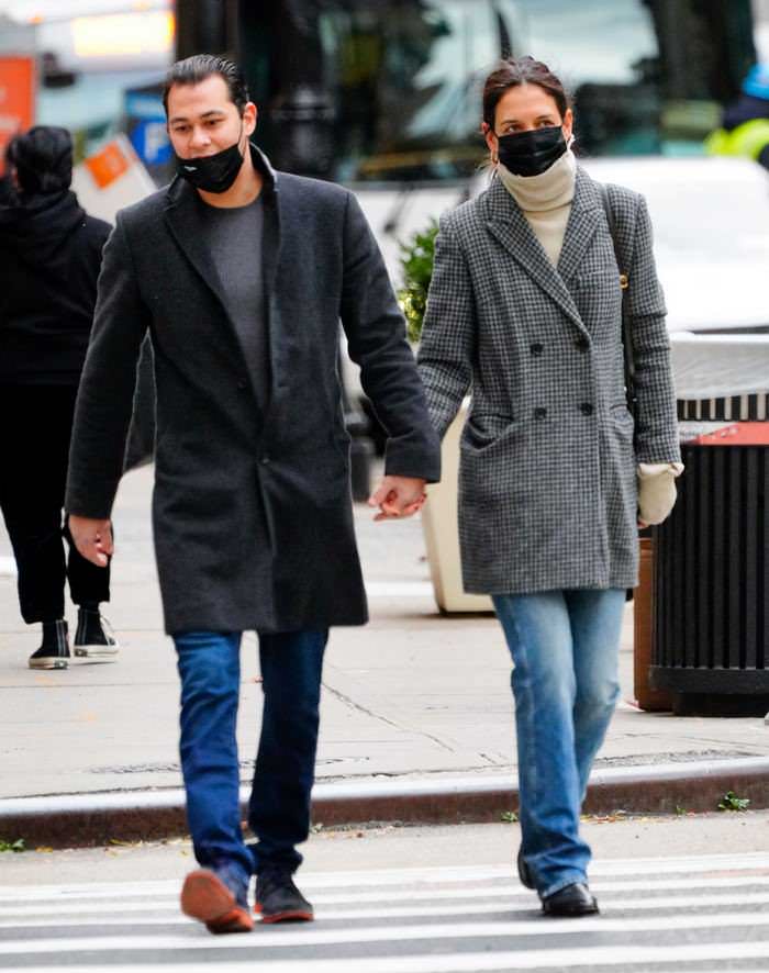 katie holmes looks chic as she strolls hand in hand with her boyfriend in ny 2