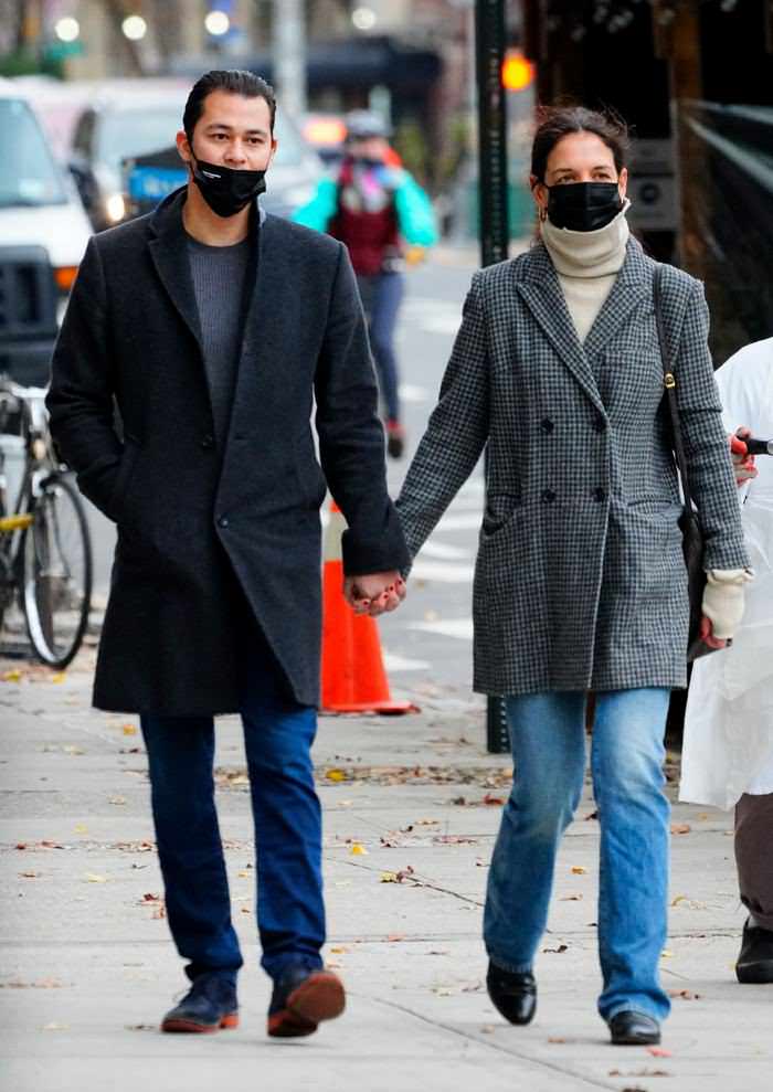 katie holmes looks chic as she strolls hand in hand with her boyfriend in ny 3