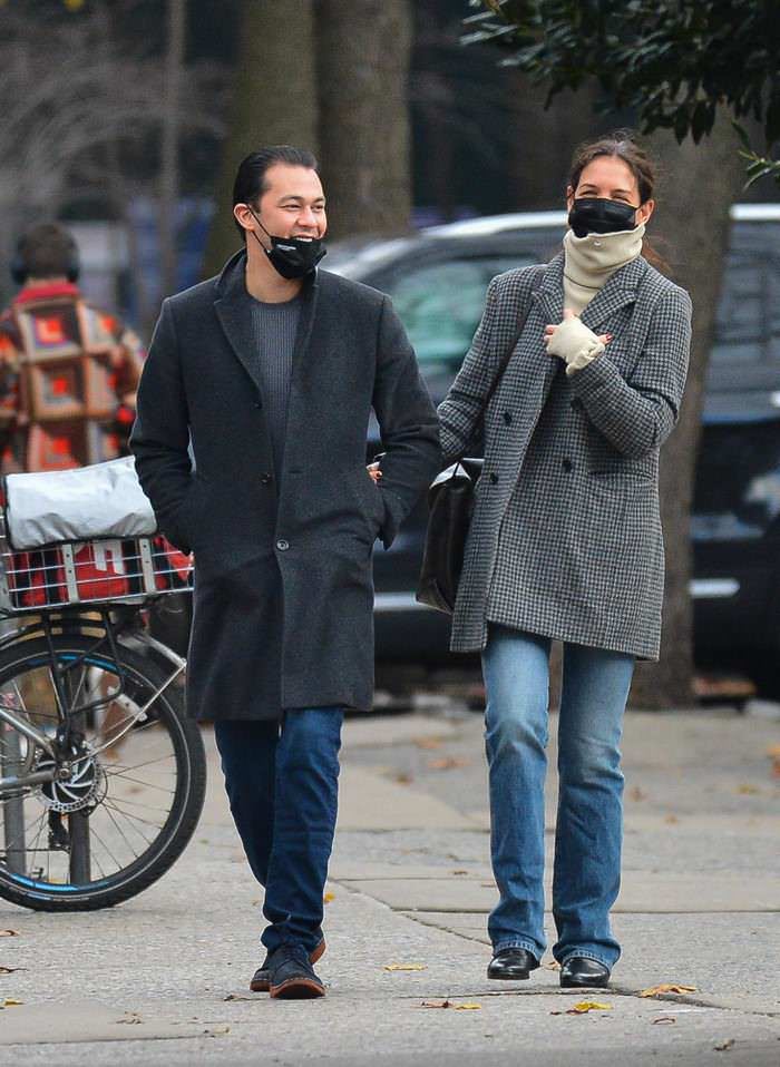 katie holmes looks chic as she strolls hand in hand with her boyfriend in ny 4