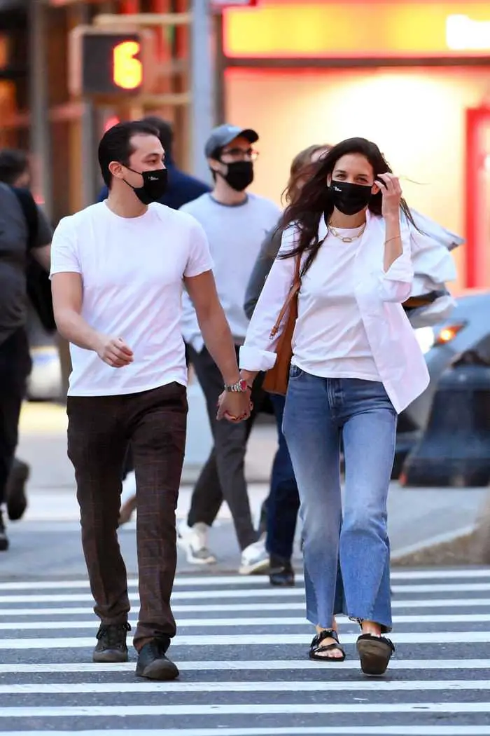 katie holmes sports a casual look while on a walk with emilio vitolo jr in ny 3