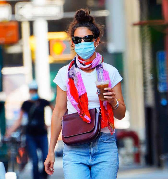 katie holmes steps out to pick up an iced coffee in nyc 4