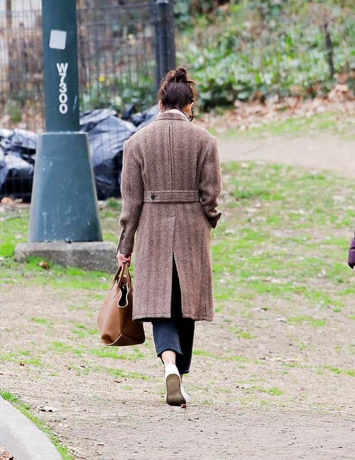 katie holmes strolls in central park in new york 1