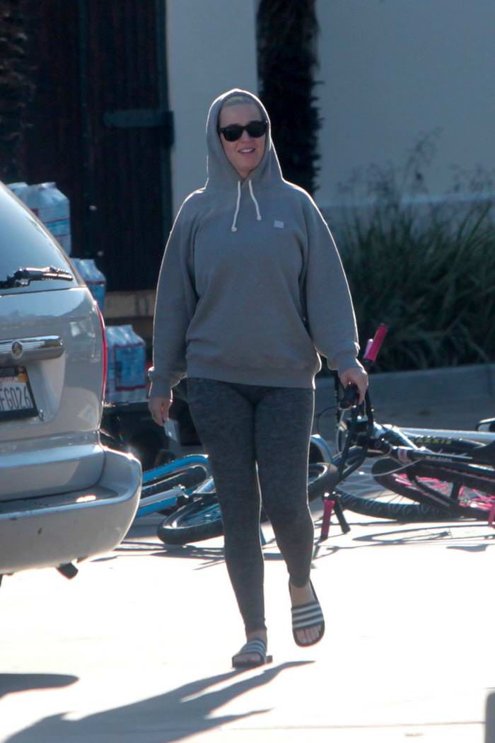 katy perry in all grey at gas station shop in la 2