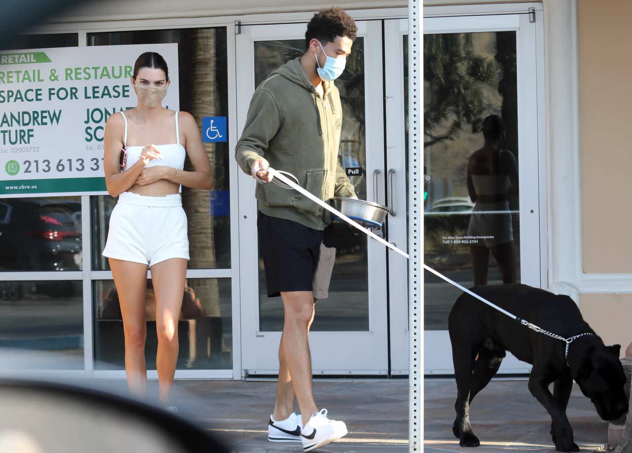kendall jenner with her bf devin booker and his dog in malibu 4