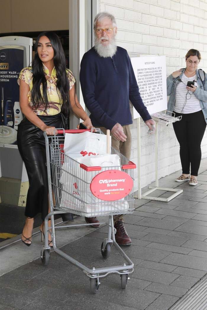 kim kardashian shopping at cvs in calabasas 1