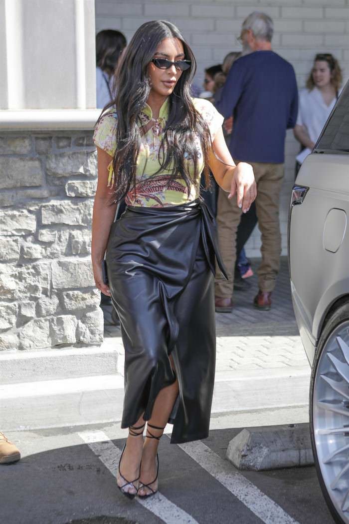 kim kardashian shopping at cvs in calabasas 2