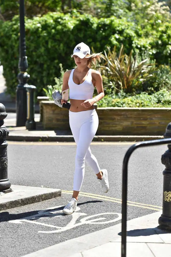Kimberley Garner Showcases her Svelte Figure in a White Outfit