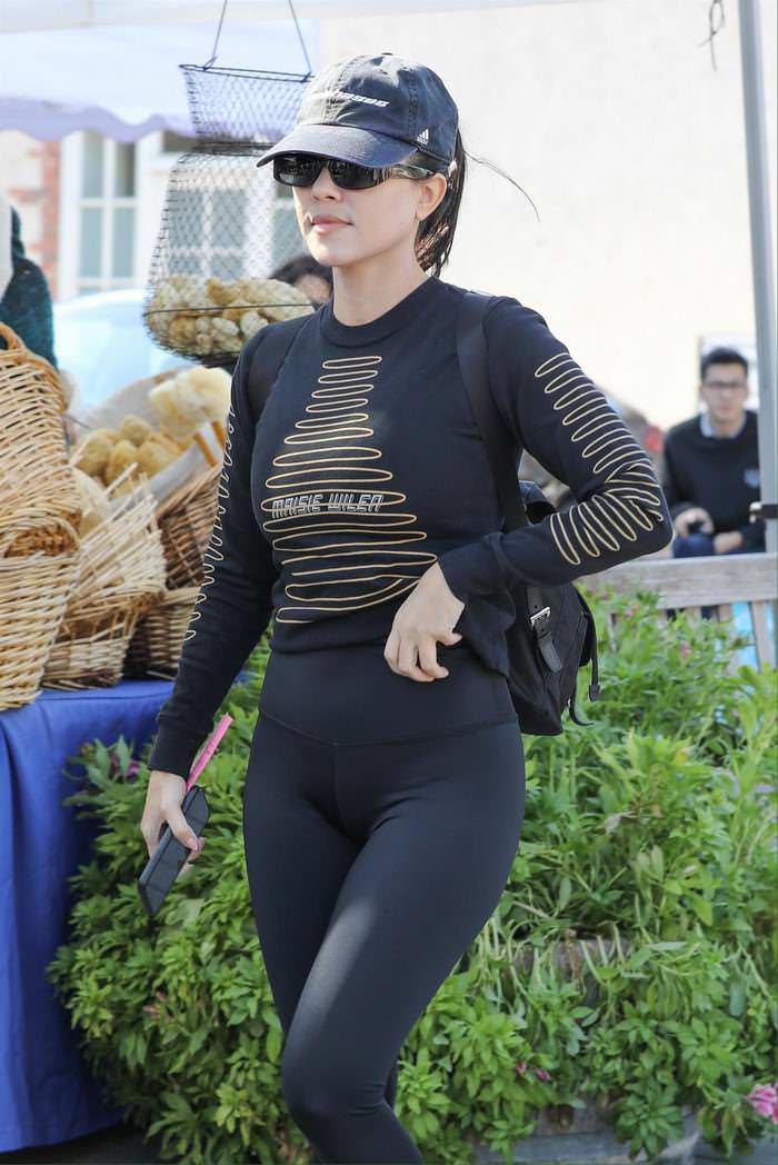 kourtney kardashian black sporty chic look near calabasas farmer s market 4