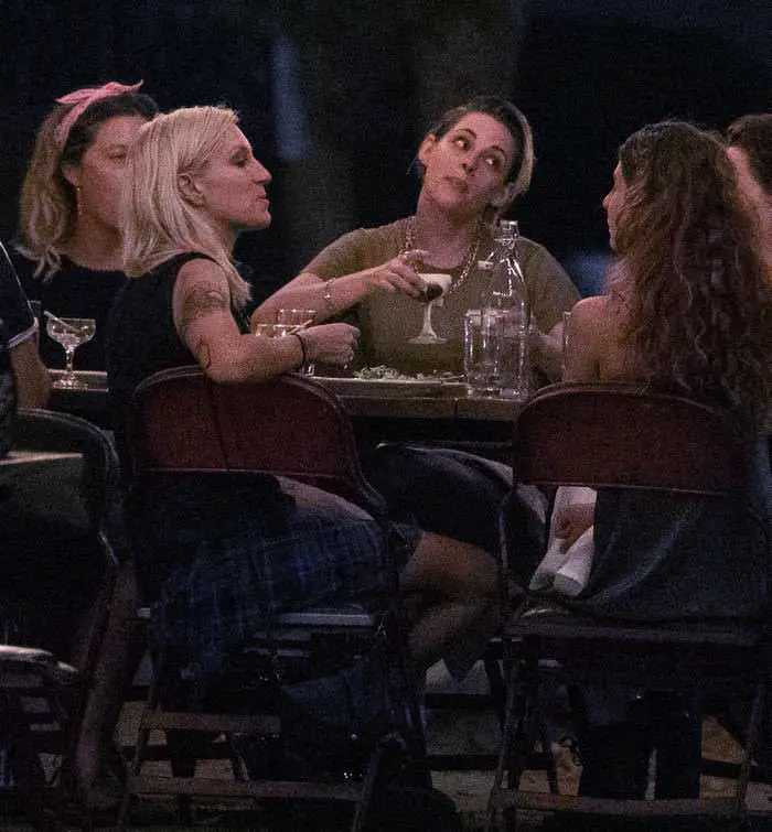 kristen stewart enjoyed a late dinner chatting with her girlfriends in la 1