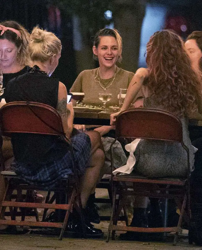 kristen stewart enjoyed a late dinner chatting with her girlfriends in la 2