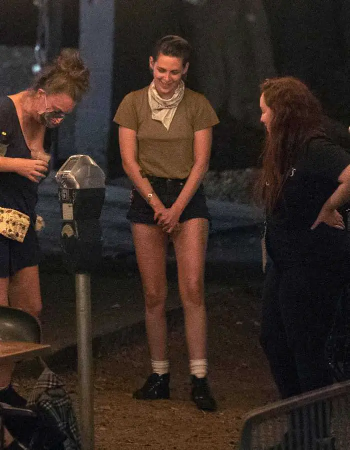 kristen stewart enjoyed a late dinner chatting with her girlfriends in la 3
