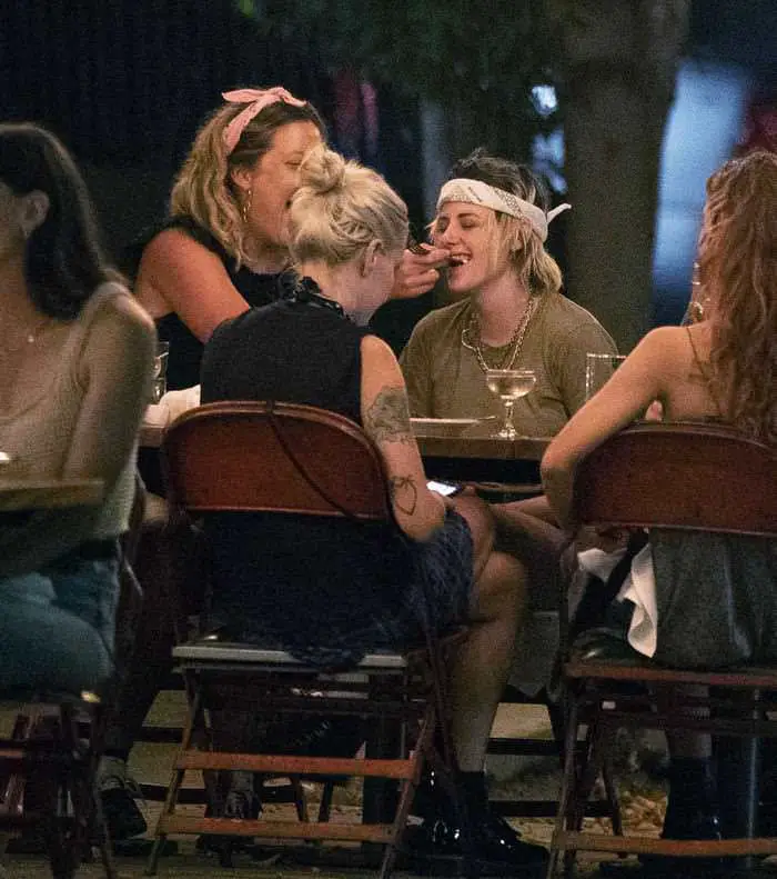 kristen stewart enjoyed a late dinner chatting with her girlfriends in la 4