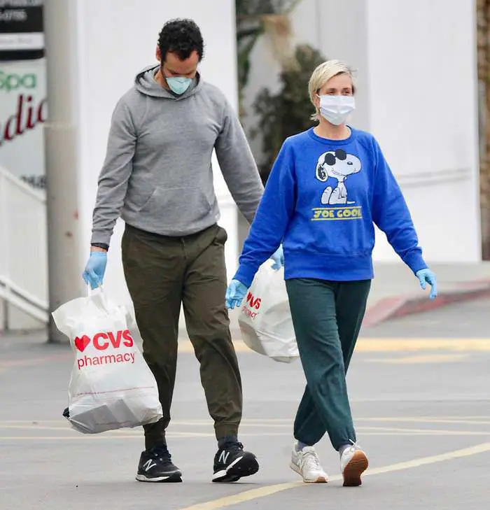 kristen wiig shopping with fiance in los angeles 2