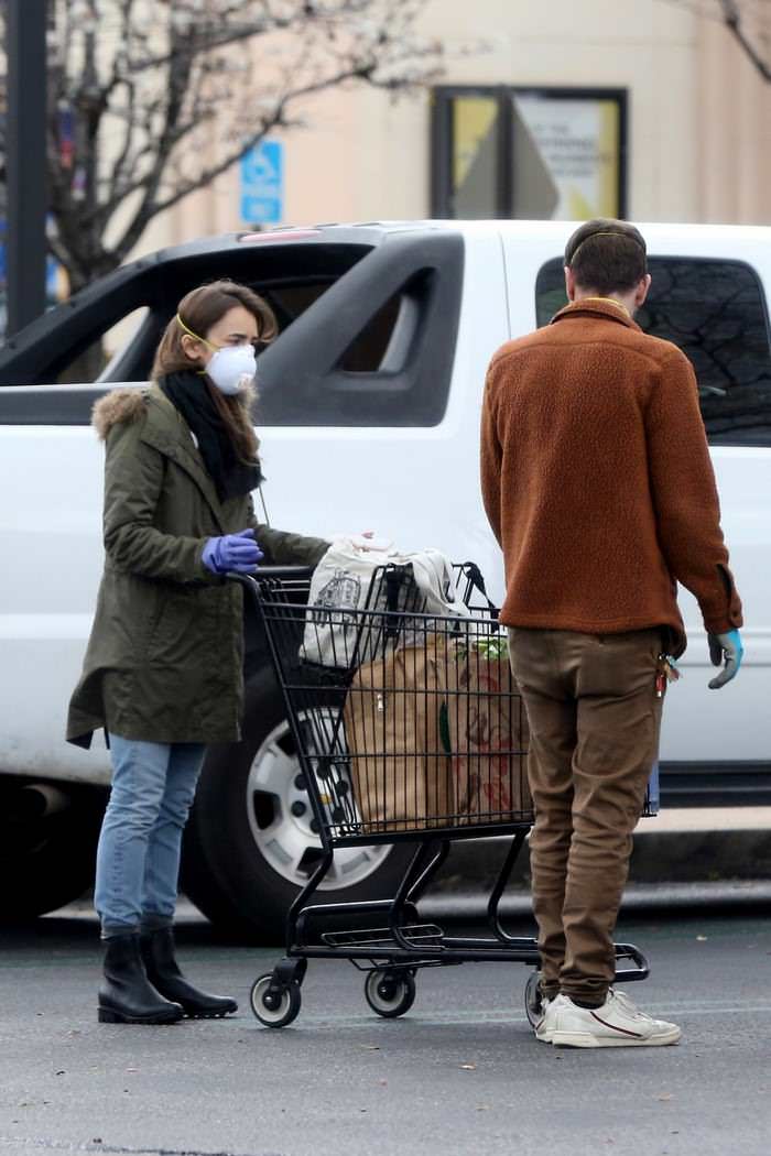 lily collins grocery shopping with bf in los angeles 1