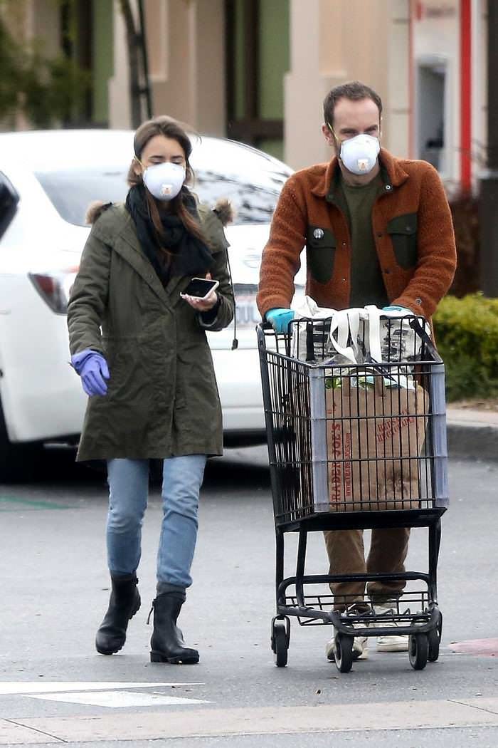 lily collins grocery shopping with bf in los angeles 2