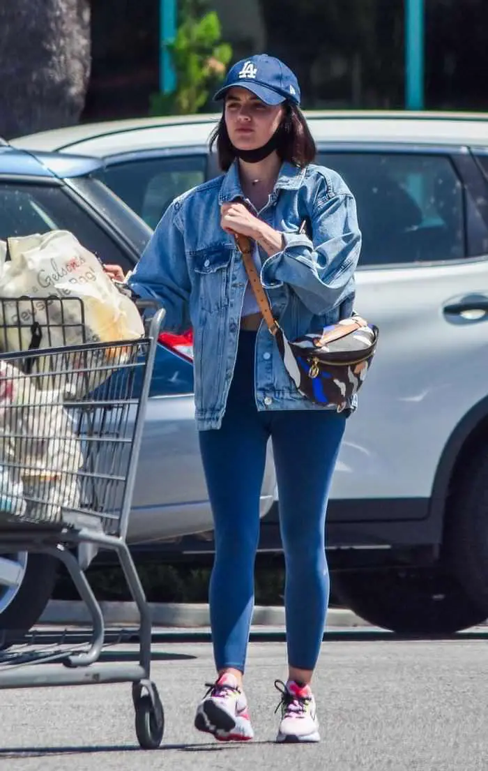 lucy hale in skintight leggings as she shops for groceries 1