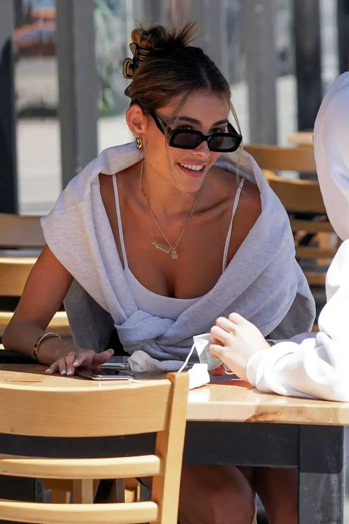 madison beer looks captivating on a date with nick austin in cafe 1