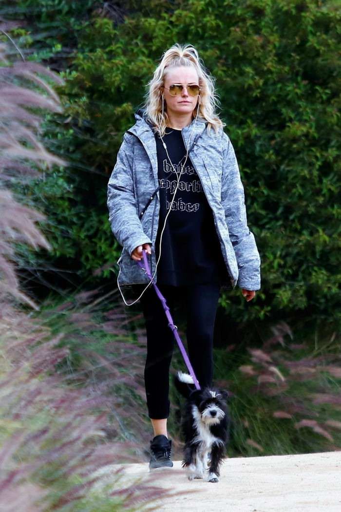 malin akerman hiking with her dog in los angeles 3