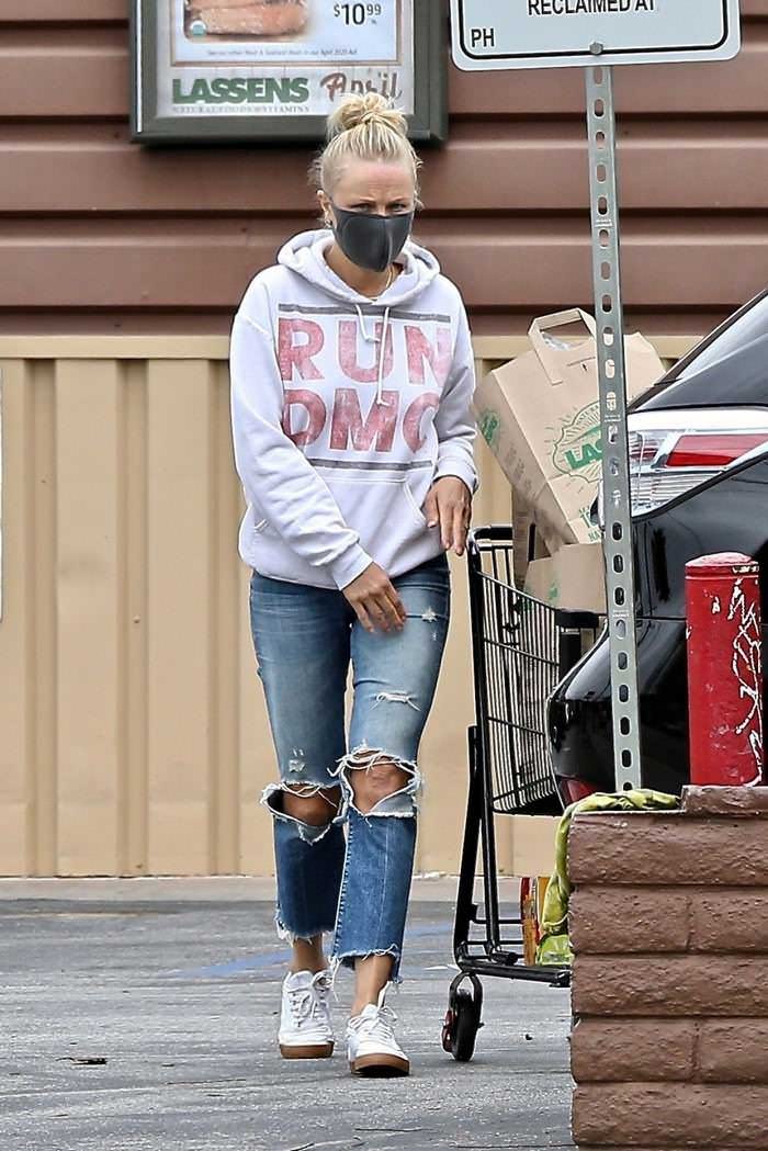 malin akerman wearing a protective mask in shopping at lassen s 3