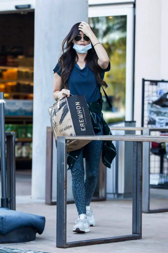 megan fox in tights shopping in erewhon market 3