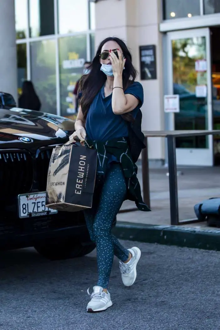 megan fox in tights shopping in erewhon market 4