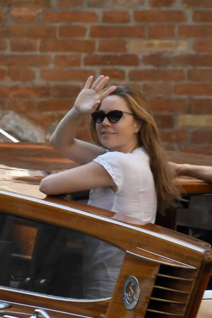 melissa george looks chic as she enjoys shopping in italy 2
