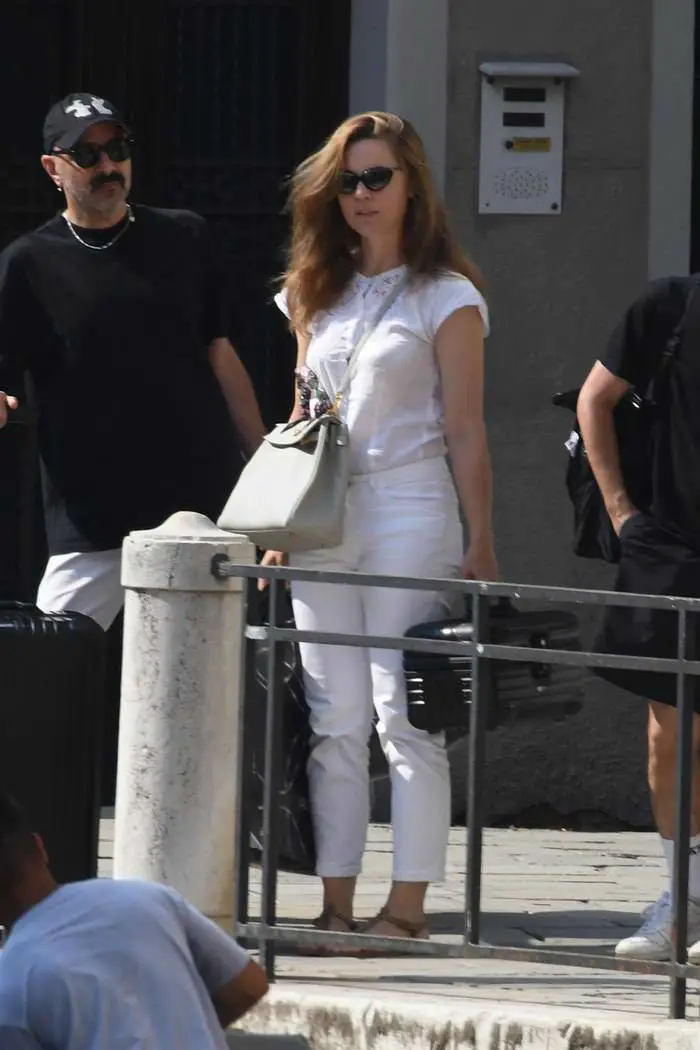 melissa george looks chic as she enjoys shopping in italy 4