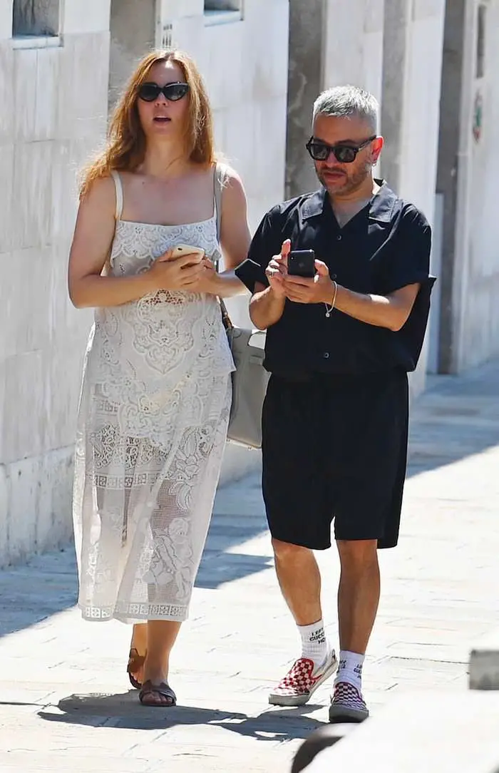 melissa george steps out in a white lace dress to stroll in venice 4