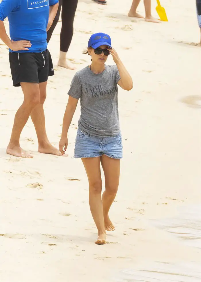 natalie portman relaxes at the beach in sydney with a glass of wine 3