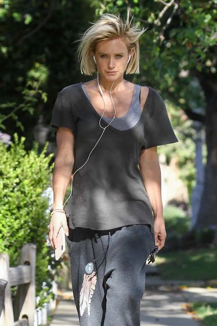 nicky whelan rocks a new haircut as she steps out in la 4