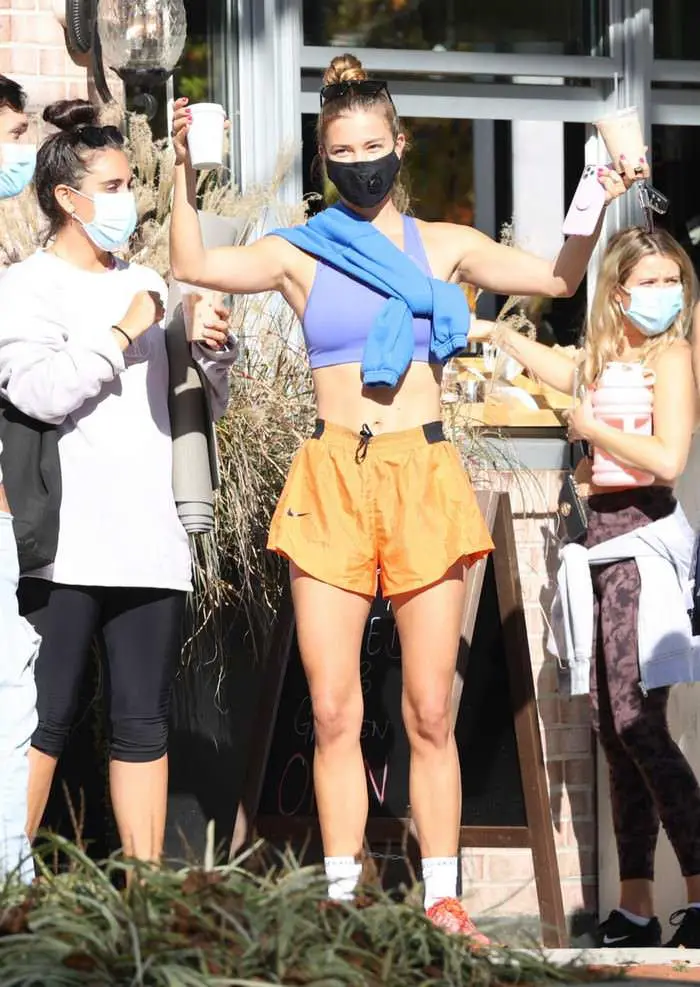 nina agdal showcases her toned midriff while leading her fitness class 4