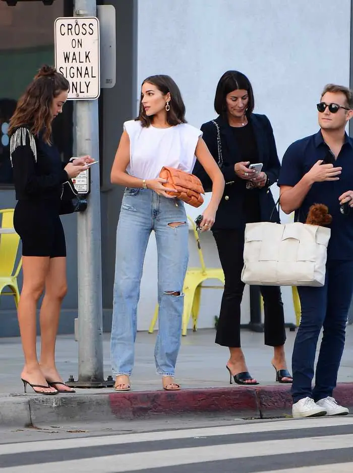 olivia culpo looks chic as she goes in shopping with sister sophia 3