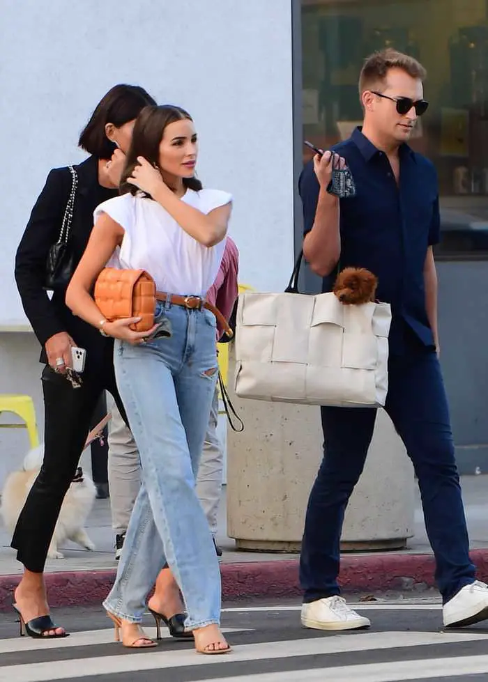 olivia culpo looks chic as she goes in shopping with sister sophia 4