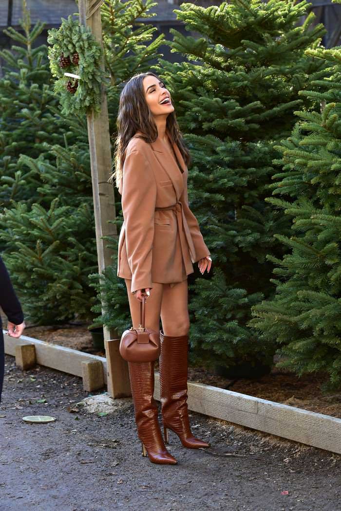 olivia culpo shopping for a christmas tree in los angeles 4