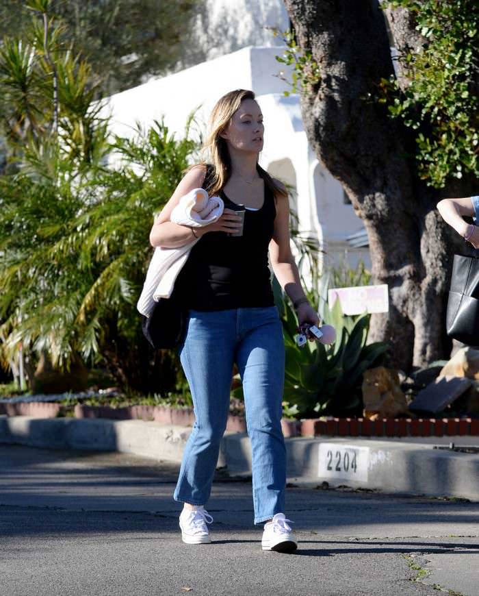 olivia wilde went to grab coffee in los angeles 2