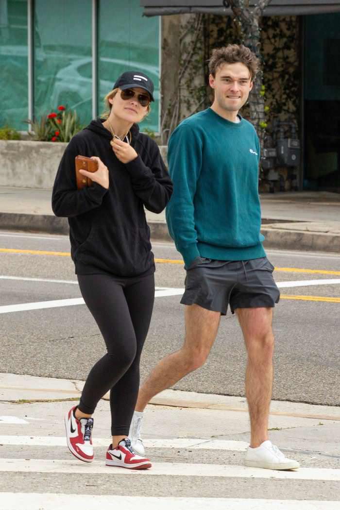 olivia wilde with her brother strolling around silver lake 3