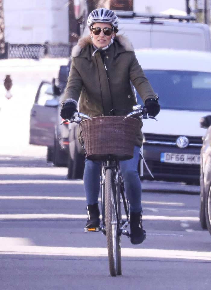 pippa middleton riding her bike in west london 1