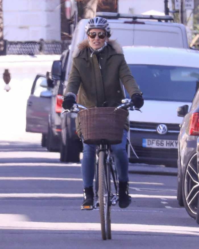 pippa middleton riding her bike in west london 2