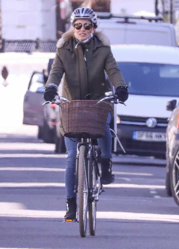 pippa middleton riding her bike in west london 3