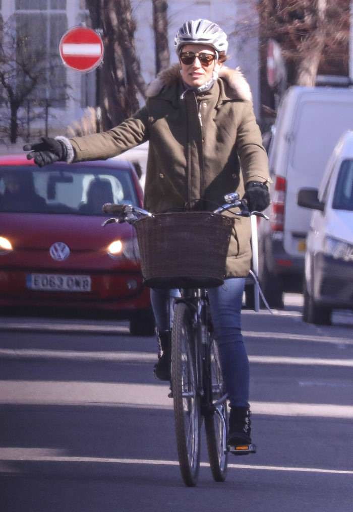 pippa middleton riding her bike in west london 4