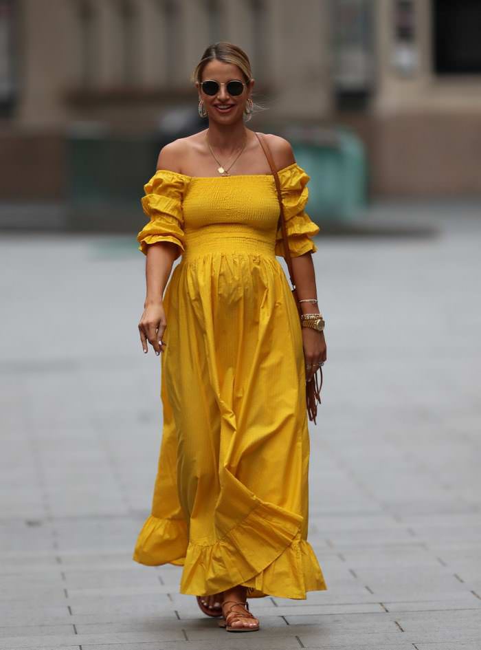 pregnant vogue williams rocks a yellow maxi dress 1